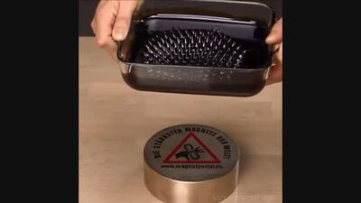 Ферромагнитная жидкость рядом с мощным магнитом.