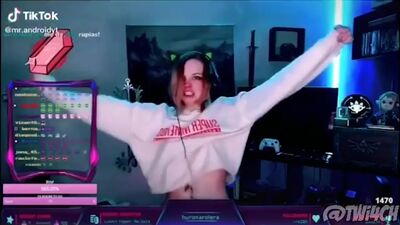 Стримерша спалила