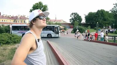 Даниэль Бодин на снегоходе по воде