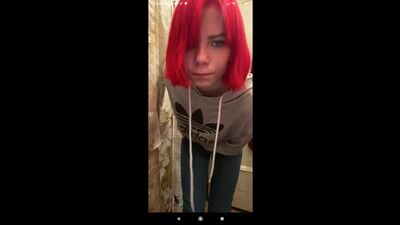 Красноволосая показала грудь друг вокруг