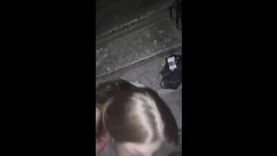 Сосёт соседу в подъезде