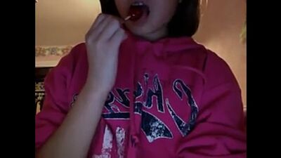 Я Мастурбирую чупа-чупсом