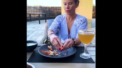 Телеведущая Юлия Высоцкая прогулялась по рынку в Ростове