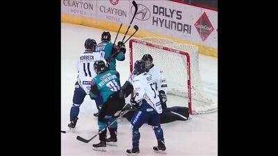 Хоккеист с застрявшей в форме шайбой заехал в ворота в надежде забить гол [3FSQDdp5_KA]