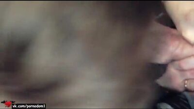 Берёт в рот в автобусе средь бела дня