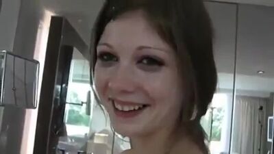 Любительница членов глотает на дому, слив шкуры