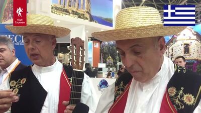 Иностранцы пробуют варенье из шишек