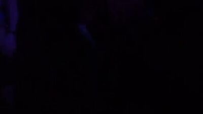 В клубе Нижнего Новгорода прямо на танцполе отъебали девушку. По словам очевидцев, девушка была сильна «убитая» и лезла ко всем