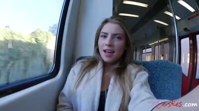 Дрочит в общественном транспорте на камеру