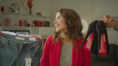 Смешной ролик к 8 марта. Как имитировать радость от ненужных подарков :)