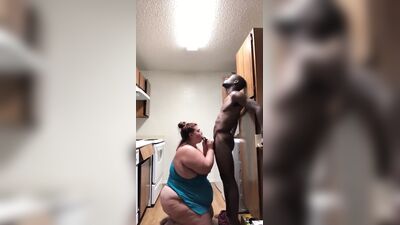 Белая толстушка сосет большой черный член