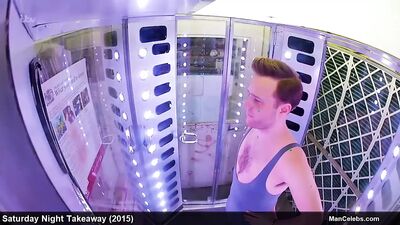 Мужская знаменитость Olly Murs с огромной выпуклостью во время реалити-шоу