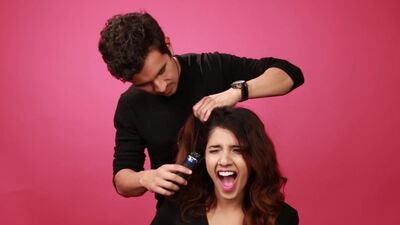 Парень побрил налысо свою девушку