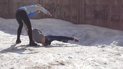 Женская уличная драка.