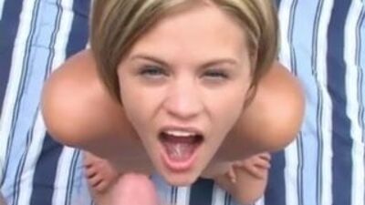 Красотка делает этому чуваку офигенный минет