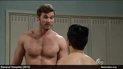 Derek Theler и сексуальная после душа без рубашки