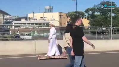 Аладдин на ковре-самолете на Яхтенном мосту