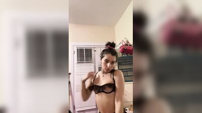 Эта симпатичная возбужденная. кто ее зовут?