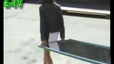 Как подсмотреть под юбку через зеркало