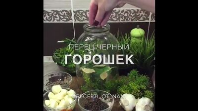 Маринованные огурцы (ингредиенты указаны в описании видео)