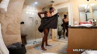 Покорная мамочка Zoey Sinn сквиртует в первый раз!