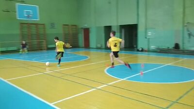 Техника владения мячом как на месте, так и в движении. Чувства соперника за спиной. Завершение атаки сходу.