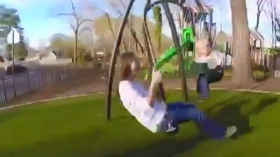 Вот какие качели нужны в каждом дворе для мам и деток