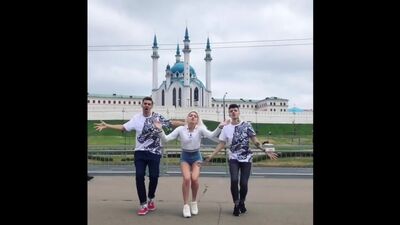 Малышева Анастасия танцует на фоне мечети в Казани