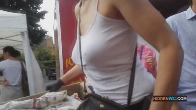 Женщина не любит носить лифчик (в майке без лифчика)