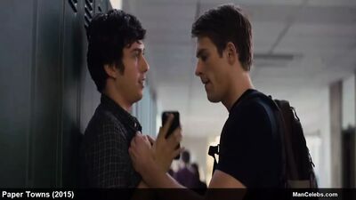 Мужчина-гриффин-фримен знаменитости полностью обнажен в фильме