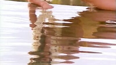 Фотосессия с топлес Elle Macpherson