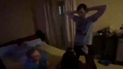 Пустили по кругу на вписке, русское домшанее порно, мжм, тройничок, развели на секс, русское домашнее порно с разговорами