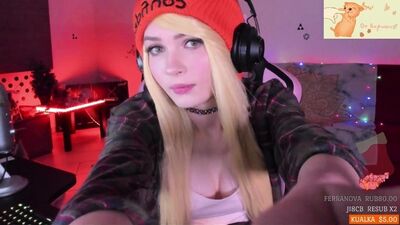 Засвет на стриме аккуратненьких сисичек Карины стримерши / Твои Блогерши