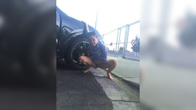 Miley Cyrus на фото, писающих на публике