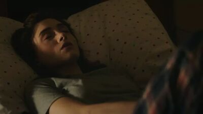 Наталья Дайер мастурбирует по телефону, да, бог, да (2019)