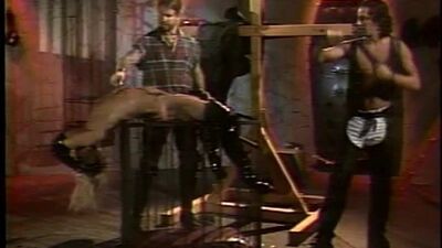 Извращенная сучка в кожаных сапогах БДСМ с двумя мужиками