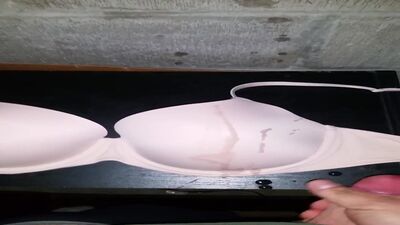 34-летняя Allison в обнаженном тайном лифчике кончила