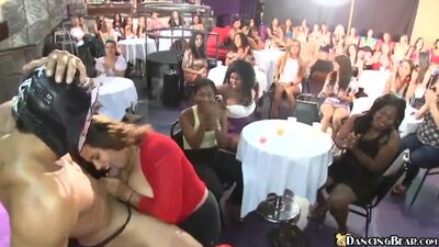 На девичнике все отсосали у стриптизера, а потом он трахнул публично ( public cfnm секс минет шлюхи минет blow job секс)