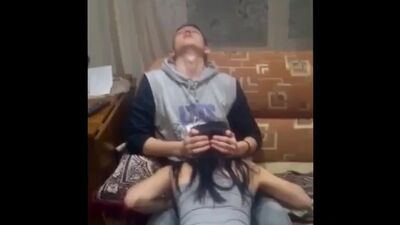 Сосёт на вписке.