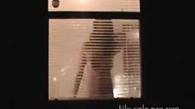 Вуайерист, подглядывающий через окно друга