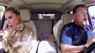 Леди Гага в спела в караоке-машине