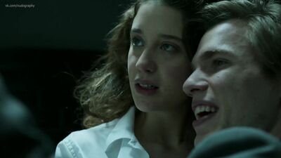 Мария Педраса (María Pedraza) голая в сериале "Бумажный дом" (La casa de papel, Money Heist, 2017) - Сезон 1 / Серия 1 (s01e01)
