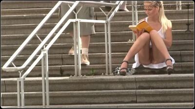 Засветила свою лысую красивую пилотку на улице