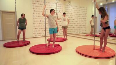 Парни пробуют танцы на пилоне