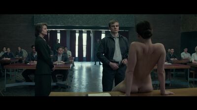 Красный воробей - Голая Дженнифер Лоуренс на столе