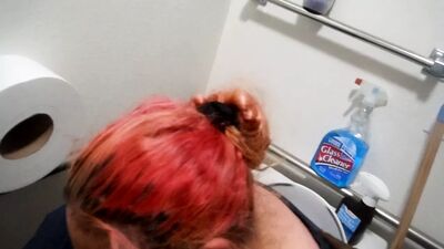 Толстушка с запаздывающей свиньей-пиздой делает дрочку руками, а голова и бонусы