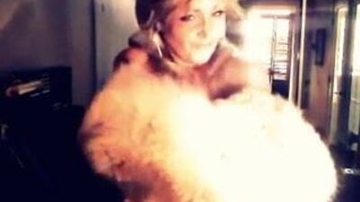 Сексуальная женщина показывает свою шубу из волка!