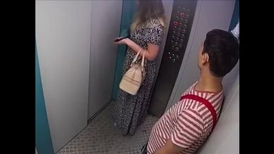 Экзгибиционист в лифте одного из домов Уфы