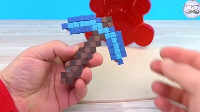 АЛМАЗНАЯ КИРКА В ШОКОЛАДЕ ИЗ МАЙНКРАФТА ПРИШЛА К ЖЕЛЕЙНОМУ МЕДВЕДЮ ВАЛЕРКЕ