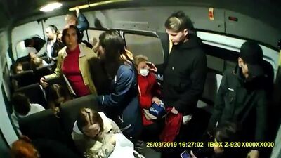 Мужчина кулаками избил женщину в 41-й маршрутке